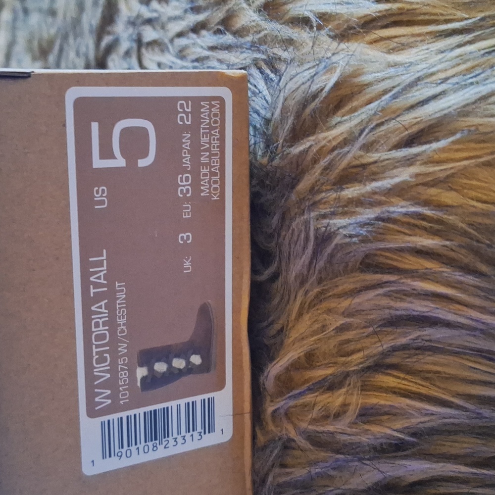 UGG NWT (In Box) - Picture 2 of 3